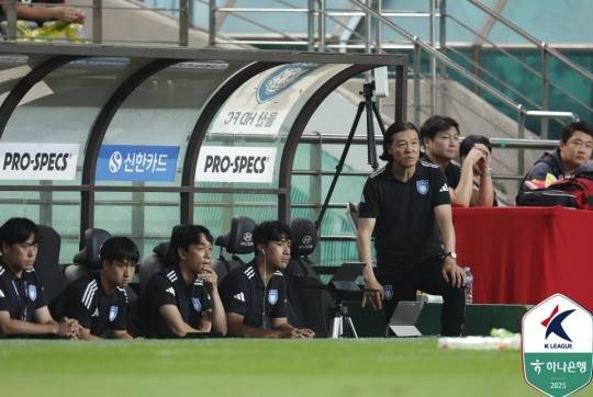 벤치에서 경기를 지켜보는 울산 HD 김판곤 감독. 사진[연합뉴스]