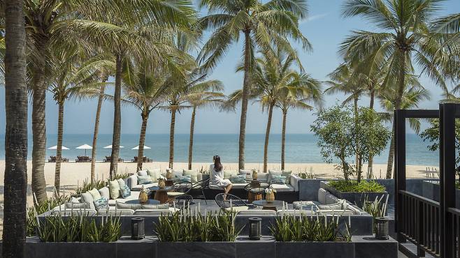 포시즌스 리조트 남하이에 비치사이드 바 ‘솔&싸오 바(Sol&Sao Bar)’가 새롭게 문을 열었다. / 사진=포시즌스 리조트 남하이