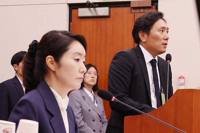 지난 14일 국회 여성가족위원회에서 열린 강선우 여성가족부 장관 후보자에 대한 인사청문회에서 증인으로 출석한 이의일 엑셀세라퓨틱스 대표가 신문에 답하고 있다. [사진 출처 = 연합뉴스]