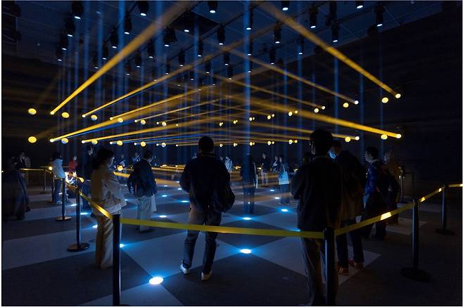 오사카 엑스포 한국관 1관의 레이저 퍼포먼스 모습. 이 퍼포먼스에는 100개의 관람객 목소리가 소리 인공지능(AI) 기술을 통해 음악으로 재구성돼 활용된다.  코트라