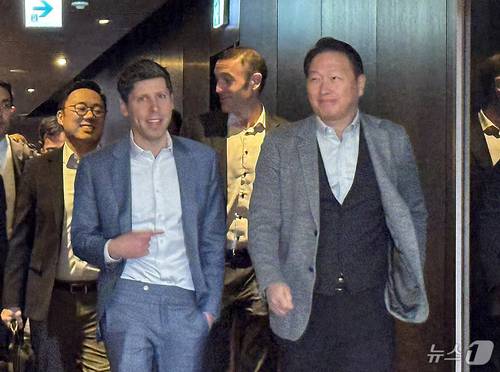 최태원 SK그룹 회장과 샘 올트먼 오픈AI 최고경영자(CEO)가 지난 2월 4일 서울 중구 플라자 호텔에서 회동을 마친 뒤 함께 이동하고 있다. [사진 출처 = 뉴스1]
