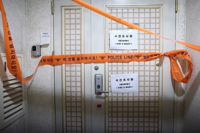 21일 인천에서 사제 총기를 발사해 가족을 숨지게 한 피의자의 주거지에 폴리스 라인이 설치돼 있다. [사진출처 = 연합뉴스]