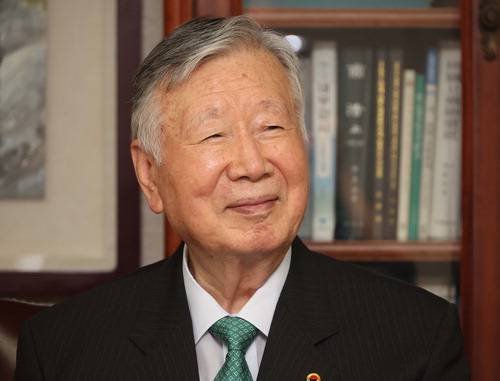 이중근 대한노인회 회장(85)이 지난 16일 서울 중구 서소문동 부영그룹 회장실에서 매일경제신문과 인터뷰하고 있다. 이 회장은 초고령사회에 진입한 한국이 외국인 간호조무사 도입 등을 통해 부족한 노인 돌봄 인력 문제를 해결해야 한다고 강조했다.  한주형 기자