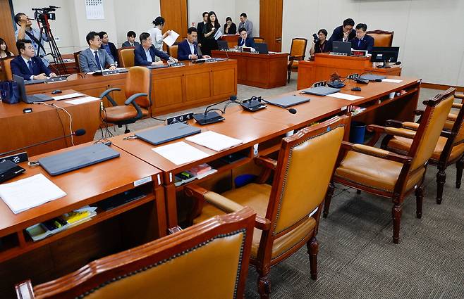 野 청문보고서 채택에 퇴장 21일 국회 환경노동위원회 회의에서 여당이 김영훈 고용노동부 장관 후보자에 대한 인사청문보고서 채택을 강행하자 국민의힘 의원들이 항의의 뜻으로 퇴장해 자리가 비어 있다. 뉴스1