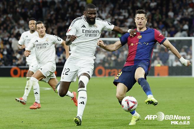 뤼디거의 동료들이 참다못해 폭발한 건 지난 시즌 코파 델 레이 결승전이었다. 상대는 레알의 최고 라이벌인 FC 바르셀로나였다. 뤼디거는 심판 판정에 강하게 항의하던 중 물병을 집어 던졌다. 사람이 없는 곳으로 던진 게 아니었다. 뤼디거는 심판을 향해서 물병을 던졌다. 뤼디거는 레드카드를 받았다. 뤼디거에게 6경기 출전 정지 징계도 내려졌다. ‘돈발롱’에 따르면 레알 선수들은 이때 뤼디거의 행동에 크게 실망했다. 사진=AFPBBNews=News1