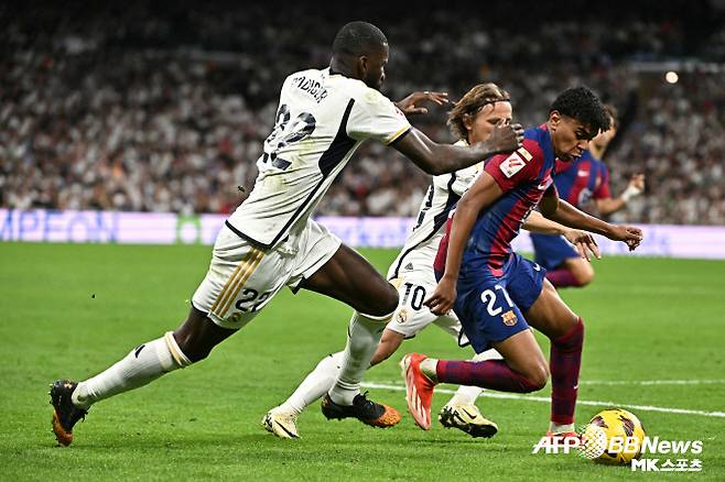 훈련장에서도 마찰은 이어졌다. 주드 벨링엄, 킬리안 음바페 등이 뤼디거의 거친 태클에 불만을 드러냈다. ‘돈발롱’은 “뤼디거는 훈련에서도 강하게 달려든다. 일부 선수들은 이게 필요 없는 행동이라고 생각한다”고 전했다. 사진=AFPBBNews=News1