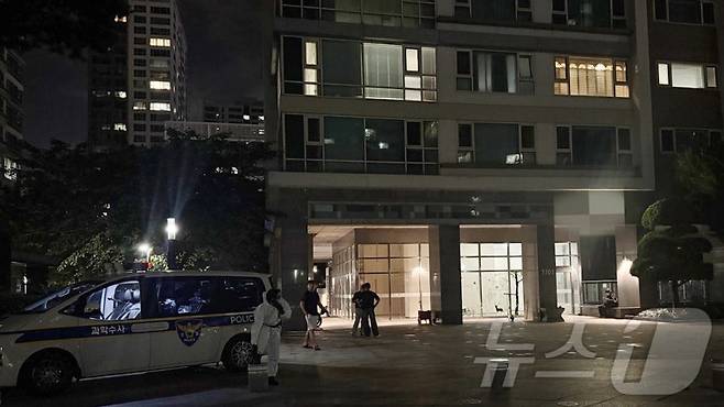 21일 총기사고가 발생한 인천 송도국제도시 아파트 단지에 경찰 수사관들이 출동해 수습작업을 하고있다./사진=뉴스1