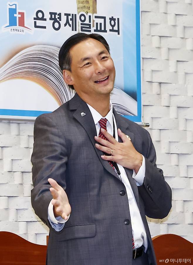 모스 탄 미국 리버티대 교수(전 미국 국무부 국제사법 대사)가 17일 오후 서울 은평구 은평제일교회에서 열린 모스탄 전 대사 초청 간증 집회에서 설교에 앞서 신도들을 향해 인사하고 있다. /사진=뉴스1.