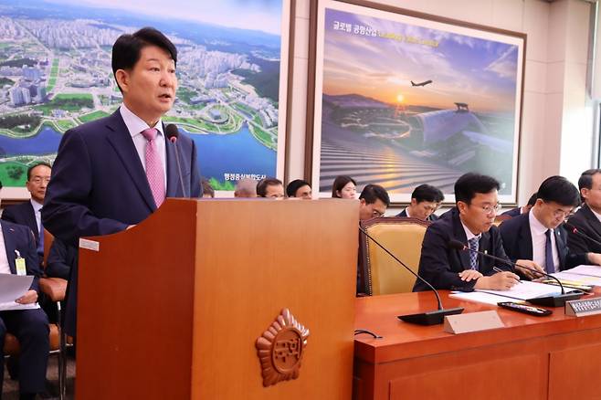 권영진 의원(국민의힘, 대구 달서구병)이 국토교통위원회 전체회의에 참석해 공원녹지법 개정안 등 관련 설명을 하고 있다./사진제공=국회 권영진 의원실