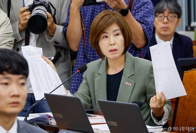 (서울=뉴스1) 안은나 기자 = 김미애 국민의힘 간사가 18일 오전 서울 여의도 국회 보건복지위원회에서 열린 정은경 보건복지부 장관 후보자 인사청문회에서 후보자 배우자의 에프티이엔이 주식 매매 현황 자료를 들고 의사진행 발언을 하고 있다. 2025.7.18/뉴스1  Copyright (C) 뉴스1. All rights reserved. 무단 전재 및 재배포,  AI학습 이용 금지. /사진=(서울=뉴스1) 안은나 기자