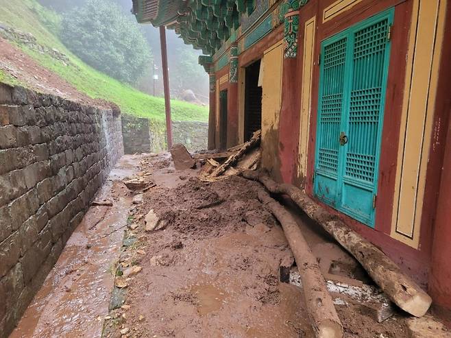 보물 143호인 충남 서산 개심사 대웅전이 호우로 피해를 입은 모습. /사진 = 국가유산청 제공