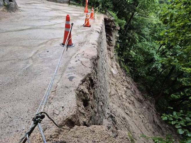 국보 24호인 경북 석굴암 진입로가 호우로 피해를 입은 모습. /사진 = 국가유산청 제공