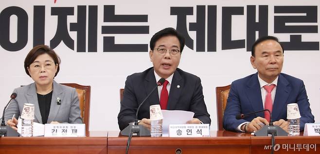 [서울=뉴시스] 김금보 기자 = 송언석(가운데) 국민의힘 비상대책위원장 겸 원내대표가 21일 서울 국회에서 열린 비상대책위원회의에서 발언하고 있다. 2025.07.21. kgb@newsis.com /사진=김금보