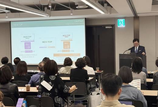 제이비케이랩 장봉근 대표는 지난 5월 25일 서울 강서구 마곡코엑스에서 열린 '2025 서울 마곡 팜엑스포' 현장에서 6년간의 연구 개발 끝에 완성한 '넥시탑'을 소개했다./사진제공=제이비케이랩