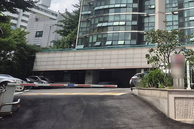 21일 오후 서울 도봉구에 위치한 인천 총기 살해 피의자 A씨의 자택 모습. 이날 새벽 A씨 자택에 폭발물이 설치돼 경찰이 이를 철거하는 과정에서 주민들이 대피하는 소동이 벌어졌다. /사진=박진호 기자.