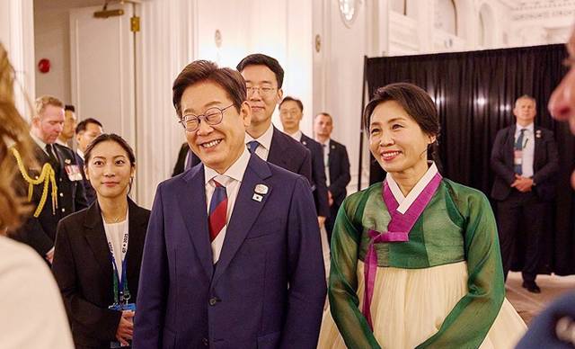 이재명 대통령과 김혜경 여사가 지난달 16일(현지시간) 캐나다 캘커리 한 호텔에서 열린 캐나다 총독 내외 주최 주요 7개국(G7) 정상회의 초청국 리셉션에 참석하고 있다. 공동취재단