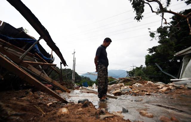 삶도 무너졌다  : 20일 경남 산청군 산청읍 부리 내부마을에서 축산업을 하는 조창석(80) 씨가 폭우와 산사태로 엉망이 된 집과 축사를 바라보며 망연자실하고 있다.  박윤슬 기자