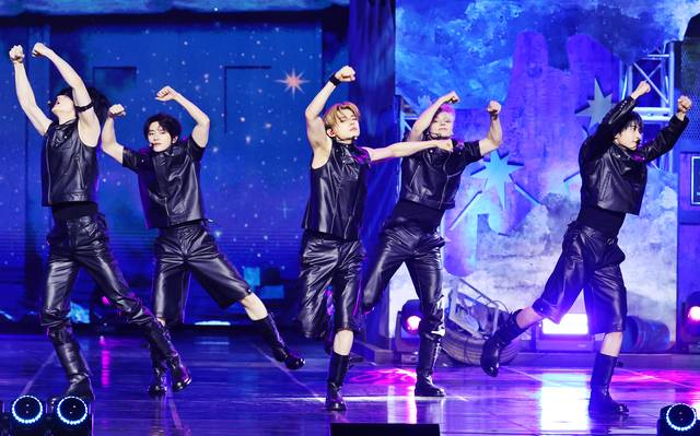 그룹 투모로우바이투게더(TXT)가 21일 오후 서울 동대문구 경희대학교 평화의 전당에서 열린 정규 4집 ‘별의 장: 투게더(TOGETHER)’ 발매 쇼케이스에서 타이틀곡 무대를 선보이고 있다. 연합뉴스