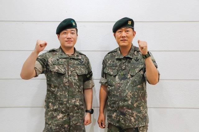 오두산 전망대 순찰 임무 도중 심정지 상태의 한 시민을 구한 최형규(오른쪽) 상사와 안현우 중사. 9사단 제공