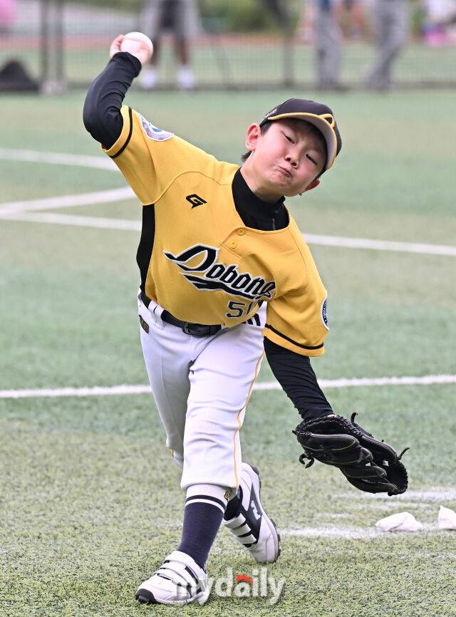 20일 오후 강원도 횡성군 횡성베이스볼파크에서 '2025 제2회 마이데일리배 전국유소년야구대회'가 열렸다. 새싹리그 (U-9) 16강전 도봉구와 가평G-SC이 경기에서 도봉구 서은우가 역투하고 있다./횡성베이스볼테마파크=송일섭 기자