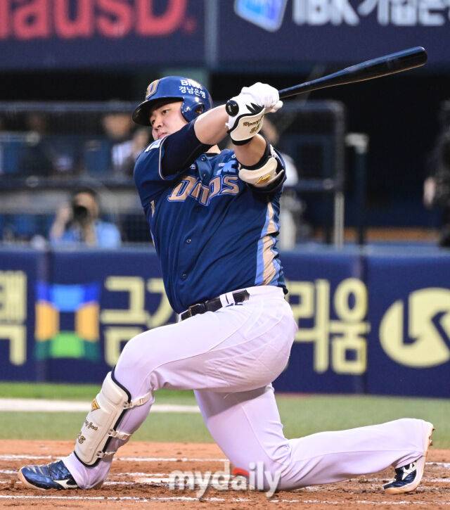 2025년 6월 19일 오후 서울 잠실구장에서 '2025 신한 SOL뱅크 KBO 리그' NC 다이노스와 LG 트윈스의 경기. NC 김형준이 5회초 1사 후 타격하고 있다./마이데일리