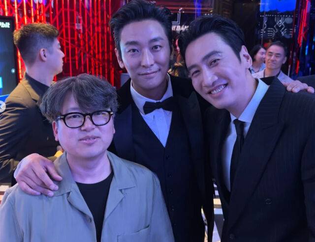 '청룡시리즈어워즈'에서 이도윤 감독, 주지훈, 이광수가 어꺠를 나란히 하고 있다. / 이도윤 소셜미디어