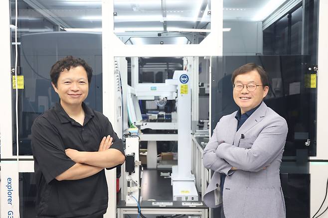 바이오파운드리 실험과정을 4단계 체계로 표준화한 프레임워크를 개발한 김하성(왼쪽), 이승구 박사.[한국생명공학연구원 제공]