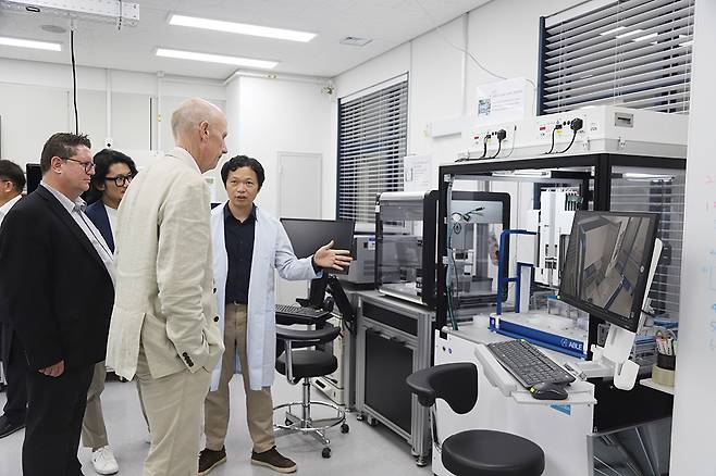한국생명공학연구원 바이오파운드리 베타시설을 방문 중인 국제 공동연구팀이 시설을 둘려보고 있다.[한국생명공학연구원 제공]