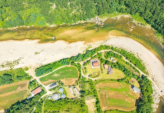 ‘탈속’ 여행지 맹개마을은 낙동강 물줄기에 둘러싸였 있다.