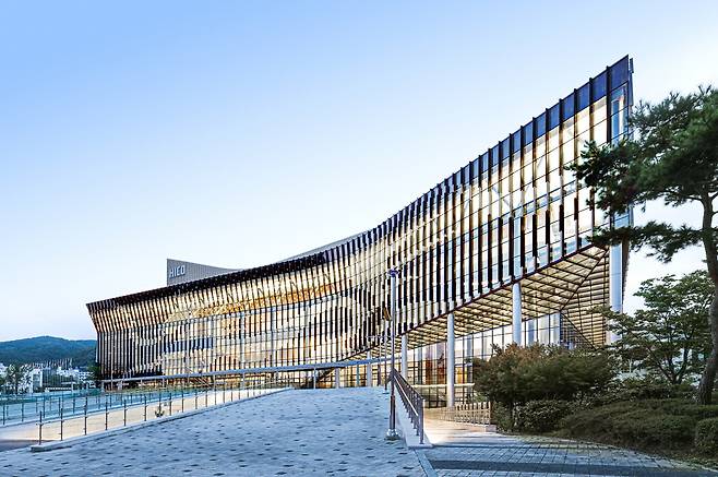 2025 APEC 정상회의 주회의장으로 사용될 경주화백컨벤션센터(HICO) 전경.