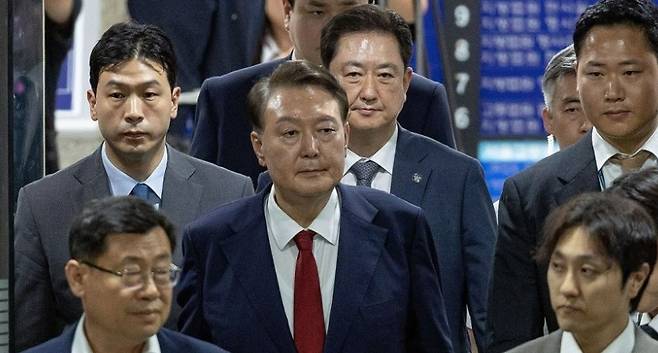 윤석열 전 대통령이 18일 구속심사를 마치고 법정을 나서고 있다[연합]
