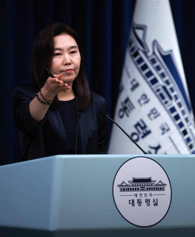강유정 대통령실 대변인이 21일 서울 용산 대통령실 청사에서 현안 브리핑을 마친 뒤 취재진 질문을 받고 있다. [연합]