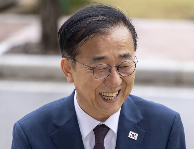 김윤덕 국토교통부 장관 후보자가 15일 정부과천청사에 마련된 인사청문회 준비 사무실로 첫 출근하다 취재진과 만나 인터뷰하는 모습. [연합]