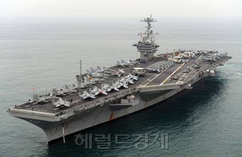 2008년 10월 7일 부산 앞바다에서  미국 핵추진 항공모함 조지 워싱턴 호가 정박사열을 하고 있다. [헤럴드경제 DB]