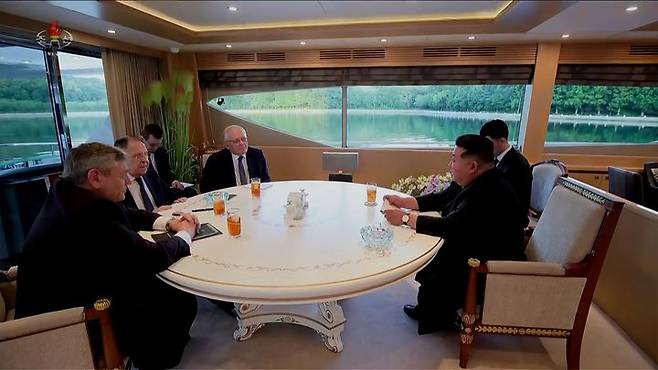 [서울=뉴시스] 김정은 북한 국무위원장이 지난 12일 북한 원산에서 세르게이 라브로프 러시아 외무장관을 접견했다고 13일 조선중앙TV가 보도했다. (사진=조선중앙TV 캡쳐) 2025.07.13. photo@newsis.com *재판매 및 DB 금지