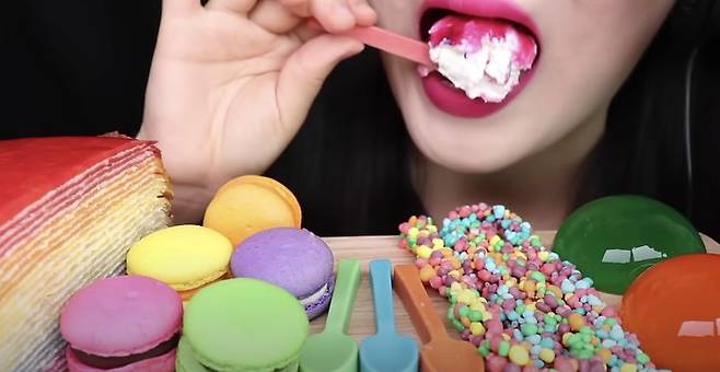 [서울=뉴시스] 얼굴없는 먹방 ASMR 유튜버가 연간 2300억 원에 달하는 수익을 낼 것이라는 전망이 나오며 화제를 모았지만 업계 전문가들은 현실성이 없다며 지적하고 나섰다. (사진 = 'Jane ASMR 제인' 유튜브 캡처) 2025.07.20.  *재판매 및 DB 금지