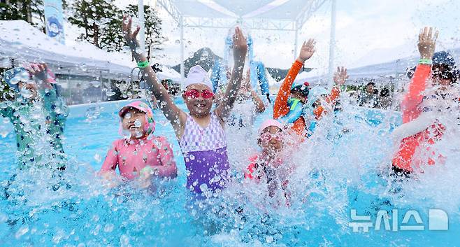 [서울=뉴시스] 추상철 기자 = 20일 오후 서울 종로구 광화문광장에 마련된 ‘2025 서울썸머비치’ 물놀이장에서 어린이들이 물놀이를 즐기며 더위를 식히고 있다. 2025.07.20. scchoo@newsis.com