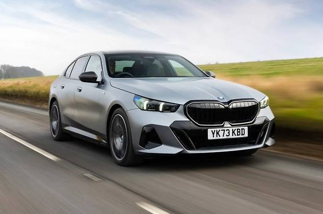 [서울=뉴시스] BMW 5시리즈 최초의 고성능 플러그인 하이브리드(PHEV) 모델 '550e xDrive M 스포트 프로'. (사진=bmw 그룹 제공) 2025.07.21 photo@newsis.com *재판매 및 DB 금지