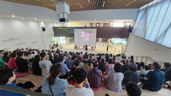 [창원=뉴시스] 강경국 기자 = 20일 경남 창원시 마산합포구 3·15해양누리공원 내 대한민국민주주의전당에서 '재즈, 국악에 물들다' 음악회가 열리고 있다. (사진=창원시청 제공). 2025.07.21. photo@newsis.com *재판매 및 DB 금지