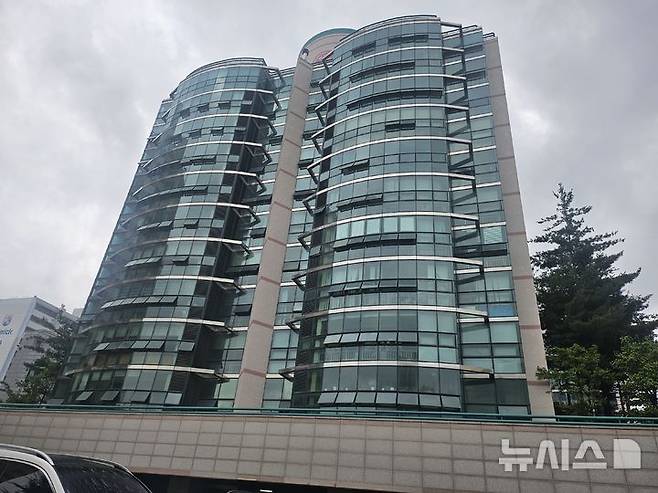 [서울=뉴시스] 조성하 기자 = 인천 연수구 송도의 한 아파트에서 30대 아들을 사제총기로 살해한 60대 남성 A씨가 서울 도봉구 쌍문동 자택에 사제폭발물을 설치한 사실이 알려지면서 해당 아파트 주민들은 충격에 휩싸였다. 사진은 A씨의 자택. 2025.07.21. create@newsis.com