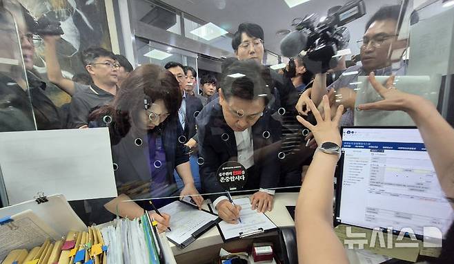 [완주=뉴시스] 김얼 기자 = 김관영(가운데) 전북특별자치도지사가 21일 전북 완주군 삼례읍 행정복지센터를 방문해 전입신고를 하고 있다. 김관영 전북특별자치도지사는 완주-전주 통합을 위해 완주군으로 이사하며 주소지를 옮기고 완주군민들과 함께 소통하며 지내려는 취지로 완주군으로 전입 했다. 2025.07.21. pmkeul@newsis.com