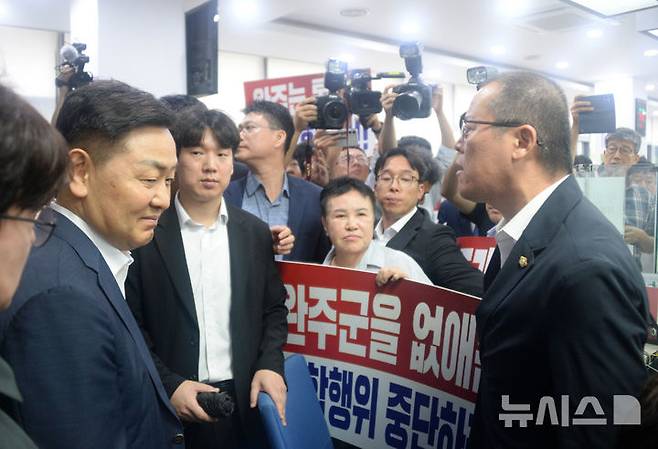 [완주=뉴시스] 김얼 기자 = 김관영 전북특별자치도지사가 21일 전북 완주군 삼례읍 행정복지센터를 방문해 전입신고를 하기 위해 순서를 기다리고 있다. 김관영 전북특별자치도지사는 완주-전주 통합을 위해 완주군으로 이사하며 주소지를 옮기고 완주군민들과 함께 소통하며 지내려는 취지로 완주군으로 전입 했다. 2025.07.21. pmkeul@newsis.com