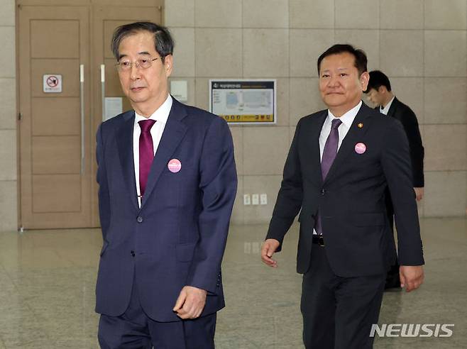 [세종=뉴시스] 강종민 기자 = 한덕수 국무총리와 이상민 행정안전부 장관이 16일 세종시 어진동 정부세종컨벤션센터에서 열린 국민안전의 날 기념식을 마친 뒤 이동하고 있다. 2024.04.16. ppkjm@newsis.com