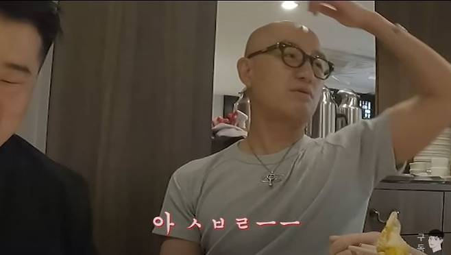 [서울=뉴시스] 방송인 홍석천이 지난 20일 유튜브 채널에 올라온 영상에서 유튜버 김똘똘(본명 김반석)과 함께 여행을 떠나는 모습을 보여줬다. (사진=유튜브 채널 '김똘똘' 캡처) 2025.07.21. photo@newsis.com *재판매 및 DB 금지