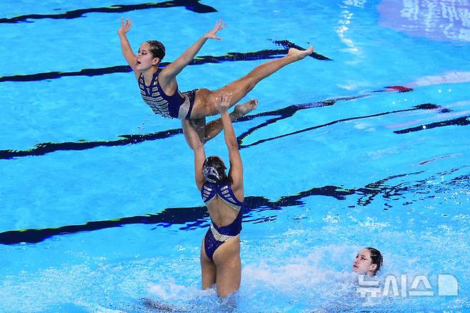 [싱가포르=AP/뉴시스] 태국 선수들이 21일(현지 시간) 싱가포르에서 열린 2025 국제수영연맹(World Aquatics) 싱가포르 세계수영선수권대회 아티스틱 스위밍 여자 단체전 예선 경기를 치르고 있다. 2025.07.21.