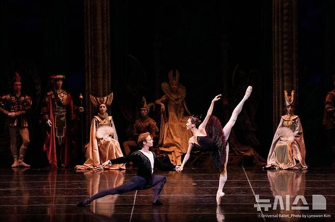[서울=뉴시스]19일 서울 예술의전당에서 펼쳐진 '백조의 호수' 2막에서 다닐 심킨과 홍향기가 열연하고 있다. (사진=ⓒ유니버설발레_Lyeowon Kim 제공)