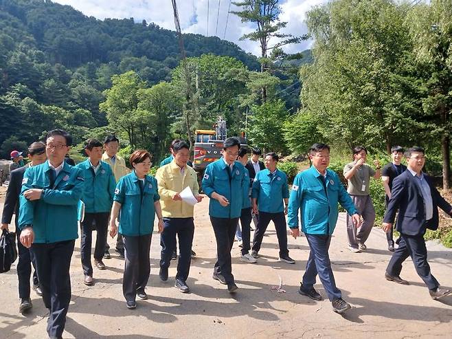[가평=뉴시스] 우지은 기자 = 송언석 국민의힘 비상대책위원장 겸 원내대표가 21일 경기 가평군에서 수해 현장을 살펴보고 있다. 2025.07.21. photo@newsis.com *재판매 및 DB 금지