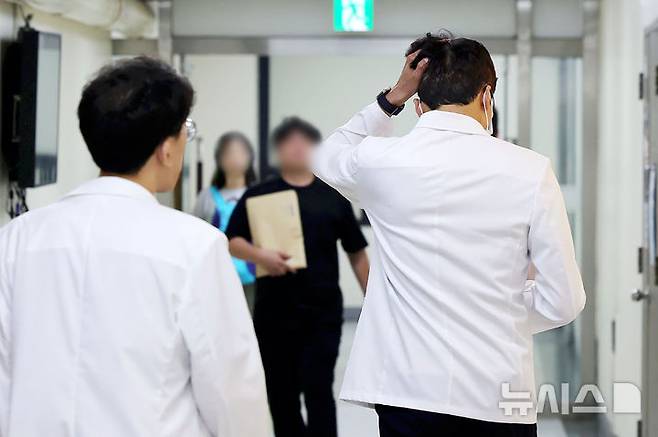 [서울=뉴시스] 홍효식 기자 = 의정갈등으로 병원을 떠났던 전공의들이 복귀 논의에 앞서 수련 환경 개선과 수련 연속성 보장 등 대정부 3대 요구안을 확정한 가운데 21일 서울 시내 한 대학병원에서 의료진들이 이동하고 있다. 2025.07.21. yesphoto@newsis.com