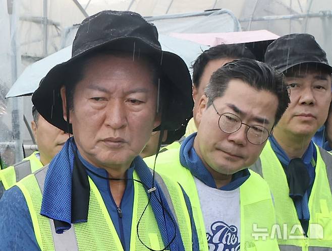 [예산=뉴시스] 김명년 기자 = 정청래, 박찬대 더불어민주당 당대표 후보가 21일 충남 예산군 신안면 조곡리 수해복구 현장에서 최재구 예산군수로부터 피해 현황을 듣고 있다. 2025.07.21. kmn@newsis.com