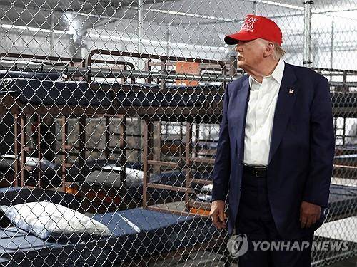 플로리다 불법이민자 구금시설 방문한 트럼프 대통령 [로이터 연합뉴스 자료사진]